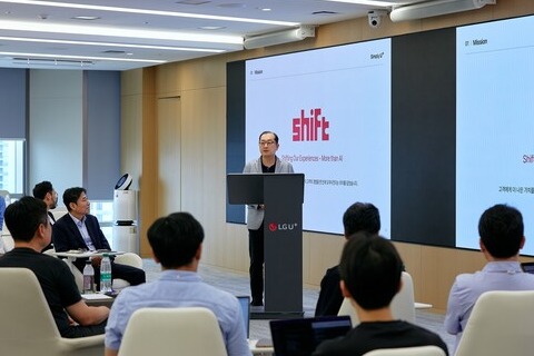 김지훈 LG유플러스 최고전략책임자(CSO) 상무가 LG유플러스 용산사옥에서 진행한 성과 공유회 '쉬프트 업 데이(shift up Day)'에서 발표하는 모습.