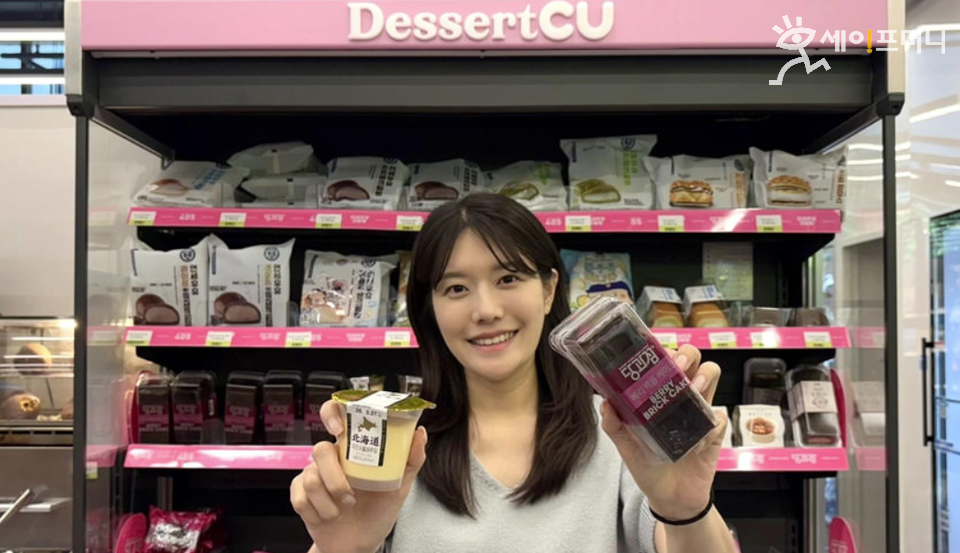 ▲ CU모델이 새롭게 선보이는 일본·터키 등 글로벌 인기 디저트를 소개하고 있다. ⓒ CU