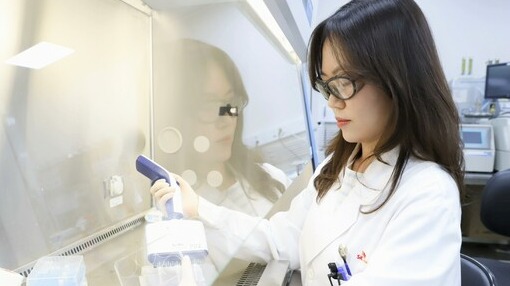 ▲ SK바이오사이언스 연구원이 백신 개발을 위한 분석을 하고 있다. ⓒ SK바이오사이언스
