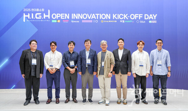 ▲ 17일 서울 강동구 천호동 현대홈쇼핑 본사에서 진행된 '2025 현대홈쇼핑 H.I.G.H 오픈 이노베이션 킥오프 데이'에서 한광영 현대홈쇼핑 대표이사(왼쪽 네번째)가 참석자들과 기념사진을 찍고 있다. 왼쪽부터 김민준 랭코드 대표, 윤정훈 퍼플아이오 대표, 전종찬 서울경제진흥원 책임, 한광영 현대홈쇼핑 대표이사, 홍경표 마크앤컴퍼니 대표, 강병희 차봇모빌리티 부대표, 이지혁 제트에이아이 대표, 현준엽 로쉬코리아 대표. ⓒ 현대홈쇼핑