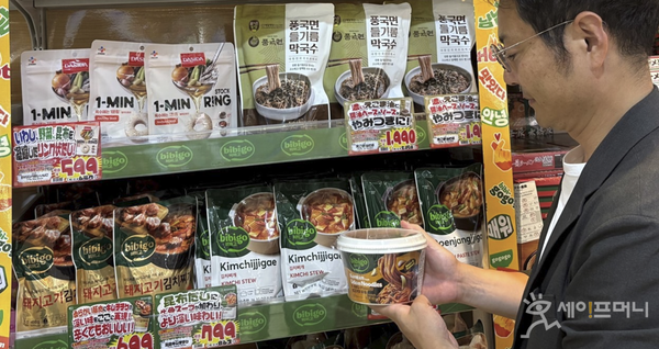 ▲ CJ제일제당 비비고 브랜드 전용 매대가 일본 디스카운트 스토어 돈키호테에 설치돼 제품이 판매되고 있다. ⓒ CJ제일제당