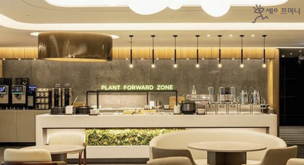 ▲ 풀무원푸드앤컬처가 리뉴얼한 인천공항 제1터미널 서편 스카이허브라운지에 플랜트 포워드 존(Plant-forward Zone)이 마련돼 있다. ⓒ 풀무원