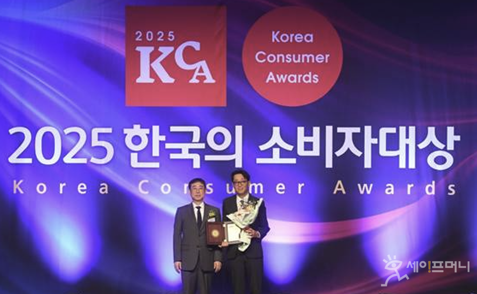 ▲ 강재훈 풀무원 리빙케어사업부 사업부장(오른쪽)이 2025 한국의 소비자대상 시상식에서 소형 김치냉장고 부문 대상'을 수상하고 있다. ⓒ 풀무원