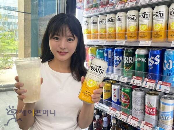 ▲ GS25 모델이 양사미 레몬토닉 하이볼 상품을 들고 소개하고 있다. ⓒ GS리테일