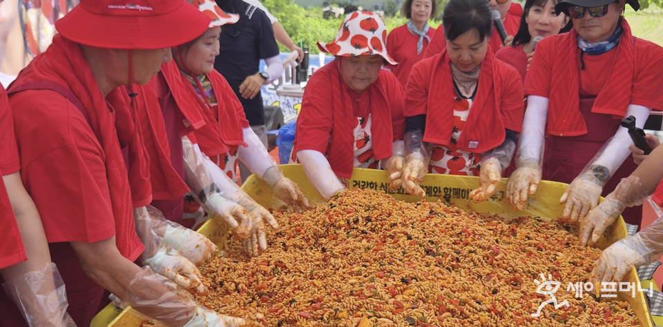 ▲ 강원 화천 토마토축제 참가자들이 1000명분의 토마토 냉파스타 만들기 프로그램에 참여하고 있다. ⓒ 오뚜기