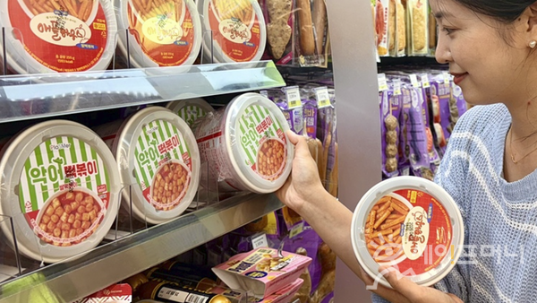 ▲ CU가 서울 왕십리 떡볶이 맛집인 악어떡볶이와 협업해 외식 대체 간편식(RMR) 상품을 출시했다. ⓒ BGF리테일