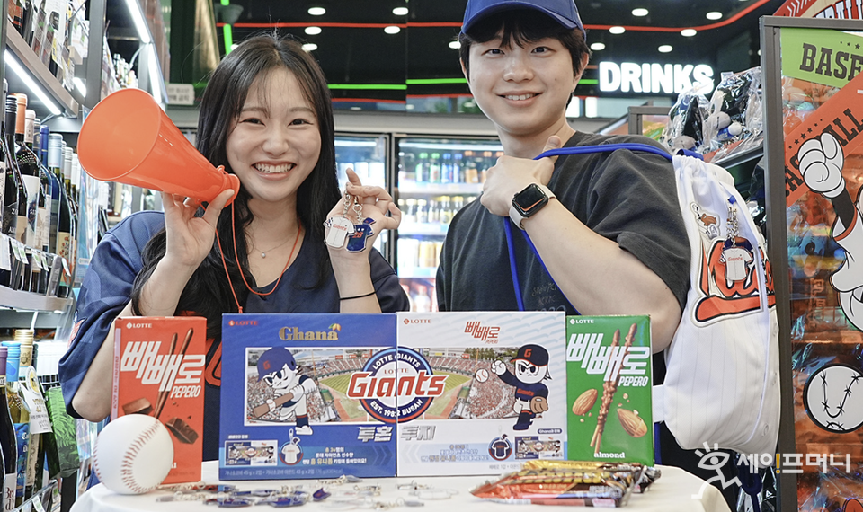 ▲ 세븐일레븐 모델이 롯데자이언츠 팬들을 겨냥한 직관용 백꾸(가방 꾸미기) 아이템과 스낵 기획세트 2종을 홍보하고 있다. ⓒ 세븐일레븐