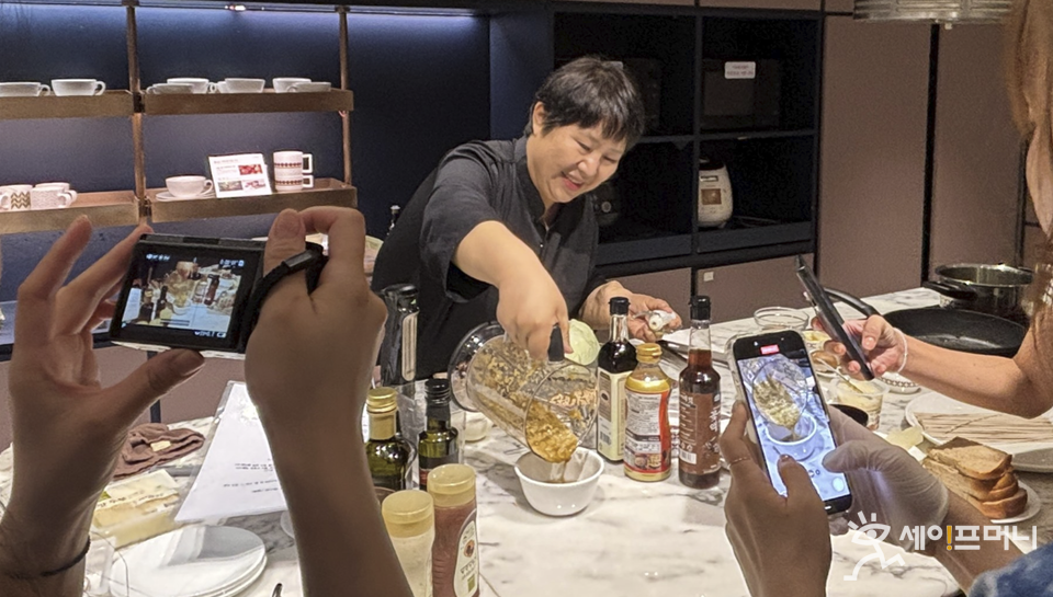 ▲ 올가홀푸드가와 롯데백화점이 진행한 프리미엄 쿠킹클래스에서 참가자들이 셰프의 시연을 감상하고 있다. ⓒ 풀무원