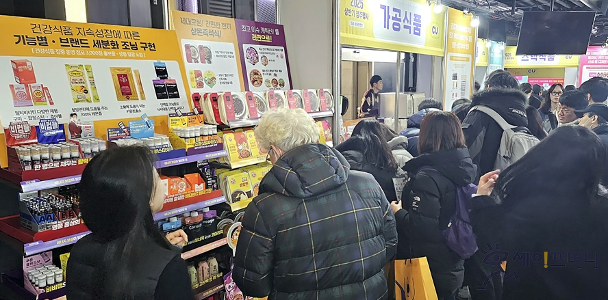 ▲ CU 전국 편의점 점주들이 2025 상반기 상품 컨벤션에 참가해 상품을 둘러보고 있다. ⓒ BGF리테일