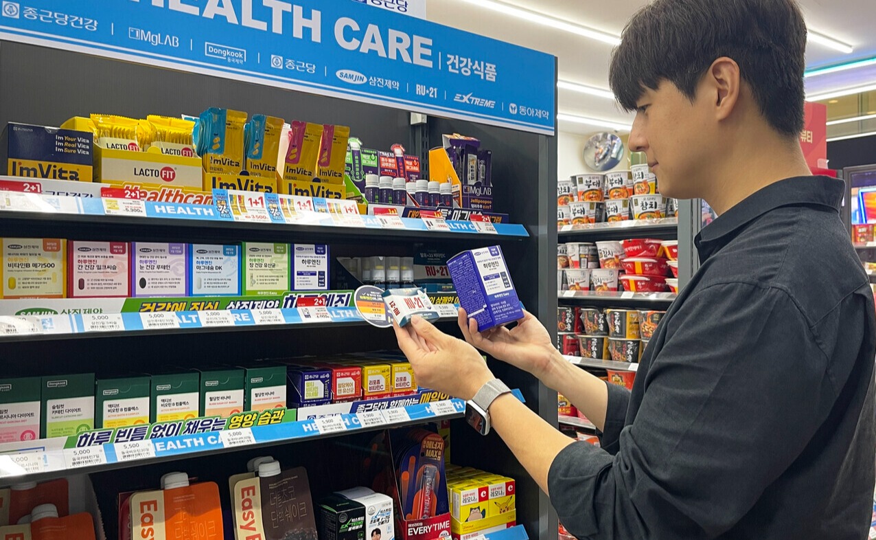 ▲ 건강 카테고리 매대에서 손님이 건강식품을 고르고  있다. ⓒ 세이프머니