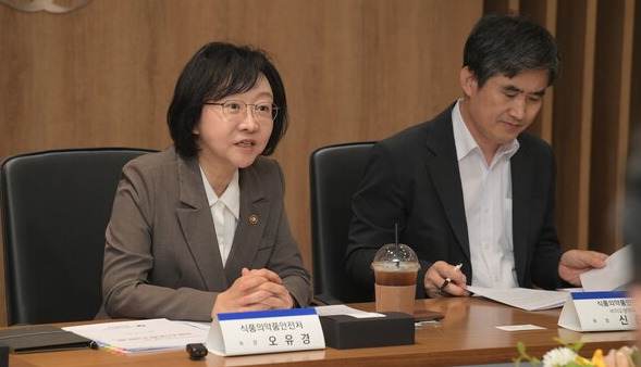 ▲ 식품의약품안전처 오유경 처장(왼쪽)이 LG생활건강 기술연구원을 방문해 간담회를 진행했다. ⓒ 식품의약품안전처