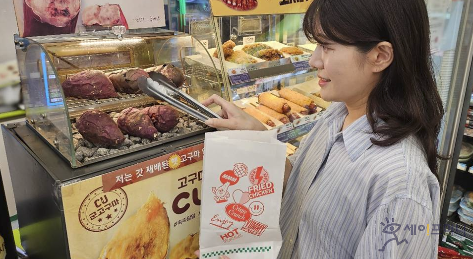 ▲ 소비자가 CU에서 군고구마늘 구매하고 있다. ⓒ CU
