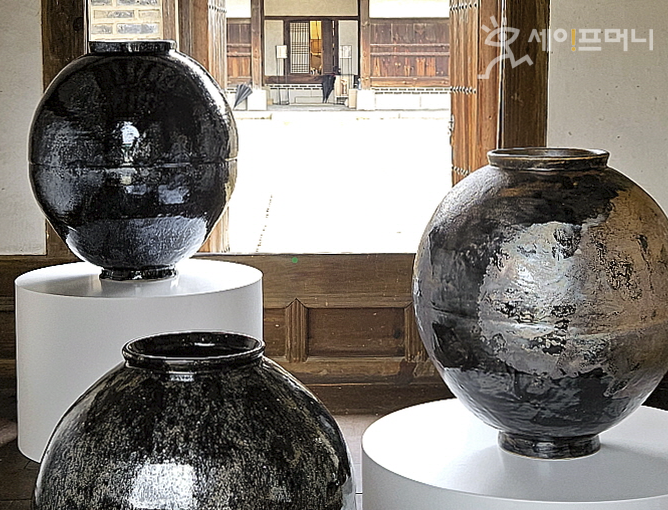 ▲ 도예가 김시영 작가가 빙그레 바나나맛우유 용기를 모티브로 제작한 흑자 달항아리. ⓒ 빙그레