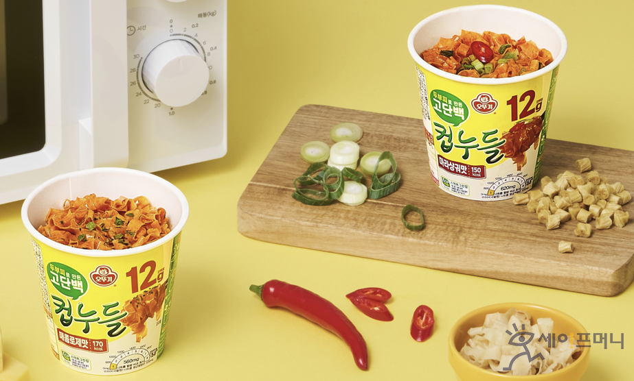 ▲ 출시 한 달 만에 누적 판매량 100만개를 돌파한 오뚜기 고단백 컵누들 2종. ⓒ 오뚜기