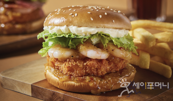 ▲ 신세계푸드 노브랜드 버거가 새우를 활용한 가을 시즌 NBB 어메이징 감바스 버거 2종을 출시했다. ⓒ 신세계푸드
