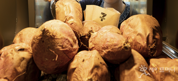 ▲ 세븐일레븐이 겨울 간식인 군고구마 판매를 시작한다. ⓒ 세븐일레븐