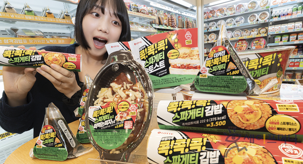 ▲ 세븐일레븐 모델이 오뚜기와 협업한 푸드 간편식 4종을 홍보하고 있다. ⓒ 세븐일레븐
