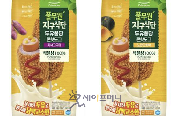▲ 풀무원식품이 출시한 풀무원지구식단 두유퐁당 콘핫도그 2종. ⓒ 풀무원