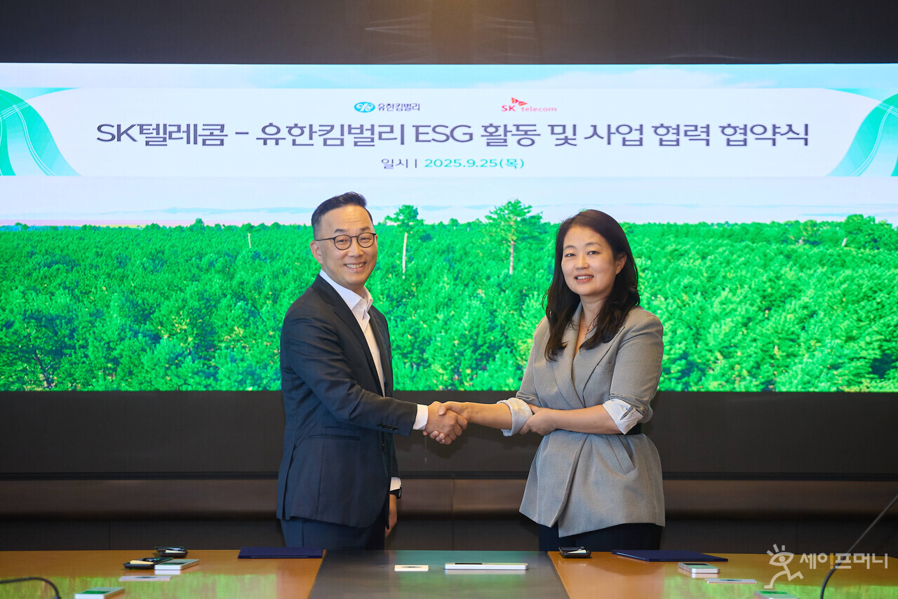 엄종환 SKT ESG추진실장(왼쪽)과 전양숙 유한킴벌리 지속가능경영센터장이 ESG 실천 강화를 위한 포괄적 업무협약(MOU)을 체결 후 기념사진을 촬영하고 있다. ⓒ SKT