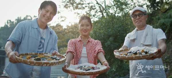 ▲ 오뚜기가 기획·제작 지원한 K-푸드쇼 떡의 나라에 만화가 허영만(오른쪽), 배우 류수영(왼쪽), 아이돌 오마이걸 미미(가운데)가 출연해 떡 문화를 체험하며 그 가치를 전달하고 있다. ⓒ 오뚜기