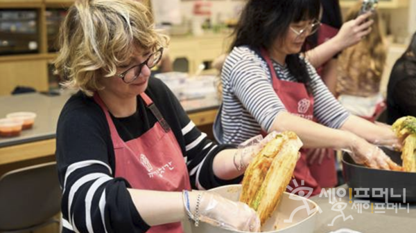 ▲ 풀무원 뮤지엄김치간에 방문한 외국인 관람객들이 김치 만들기 체험을 하고 있다. ⓒ 풀무원