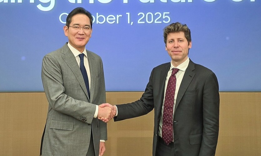 ▲ 이재용 삼성전자 회장과 샘 올트먼 오픈AI CEO가 1일 삼성전자 서초사옥에서 글로벌 AI 핵심 인프라 구축을 위한 상호 협력 의향서를 체결하고 있다. ⓒ 삼성전자