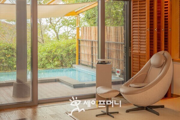 ▲ 롯데호텔 제주 객실에 선보인 코웨이 브랜드. ⓒ 코웨이