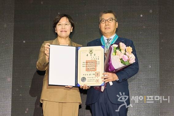 ▲ 이우봉 풀무원  총괄CEO(왼쪽)이 푸드위크 코리아 2025에서 국내 식품산업의 성장과 발전에 기여한 공로를 인정받아 송미령 농림축산식품부 장관으로부터 은탑산업훈장을 받고 있다. ⓒ 풀무원