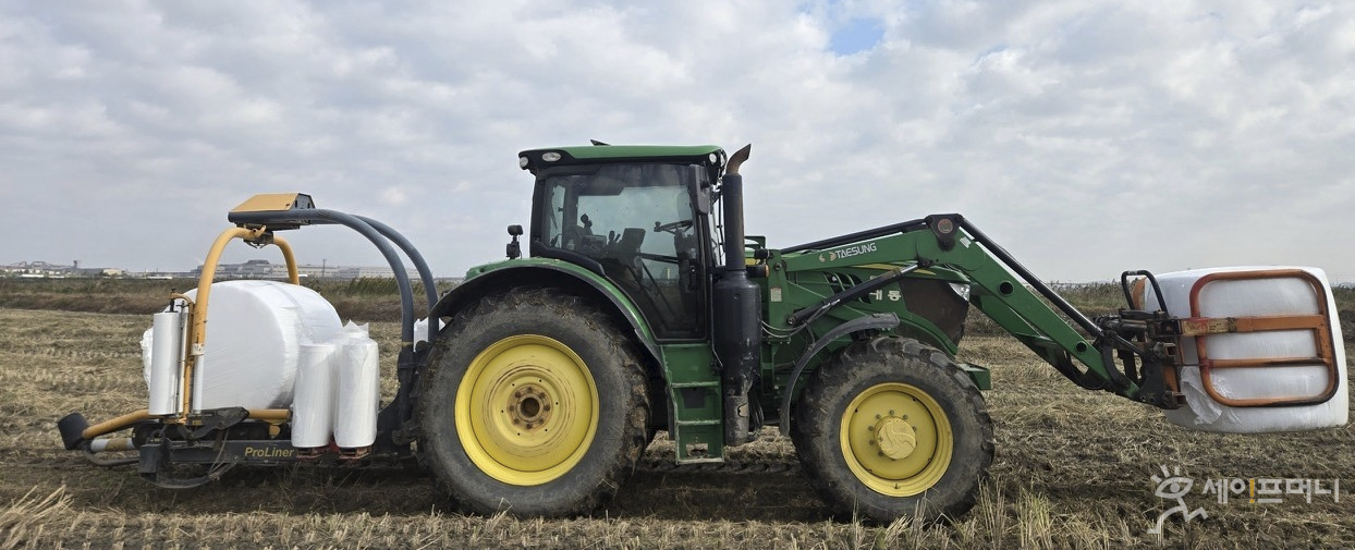 ▲ 가축먹이용 볏짚을 만들고 있다. ⓒ 농협