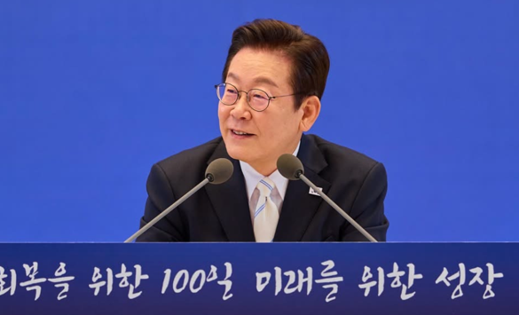 ▲ 이재명 대통령이 11일 청와대 영빈관에서 열린 취임 100일 기자회견 '회복을 위한 100일, 미래를 위한 성장'에서 취재진의 질문에 답변하고 있다. ⓒ 이재명 대통령 페이스북