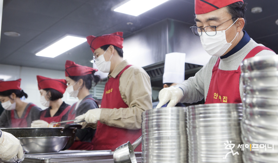 ▲ 김승주 SK플라즈마 대표(오른쪽)와 임직원이 경기 성남  안나의 집에서 무료 급식 봉사활동을 하고 있다. ⓒ SK플라즈마