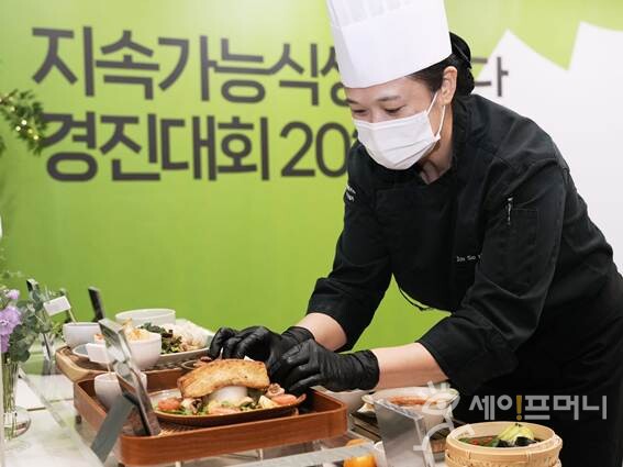 ▲풀무원푸드앤컬처 지속가능식생활 식단 경진대회에서 내부 전문가 예선 참가자가 지속가능식단 메뉴를 준비하고 있다. ⓒ 풀무원