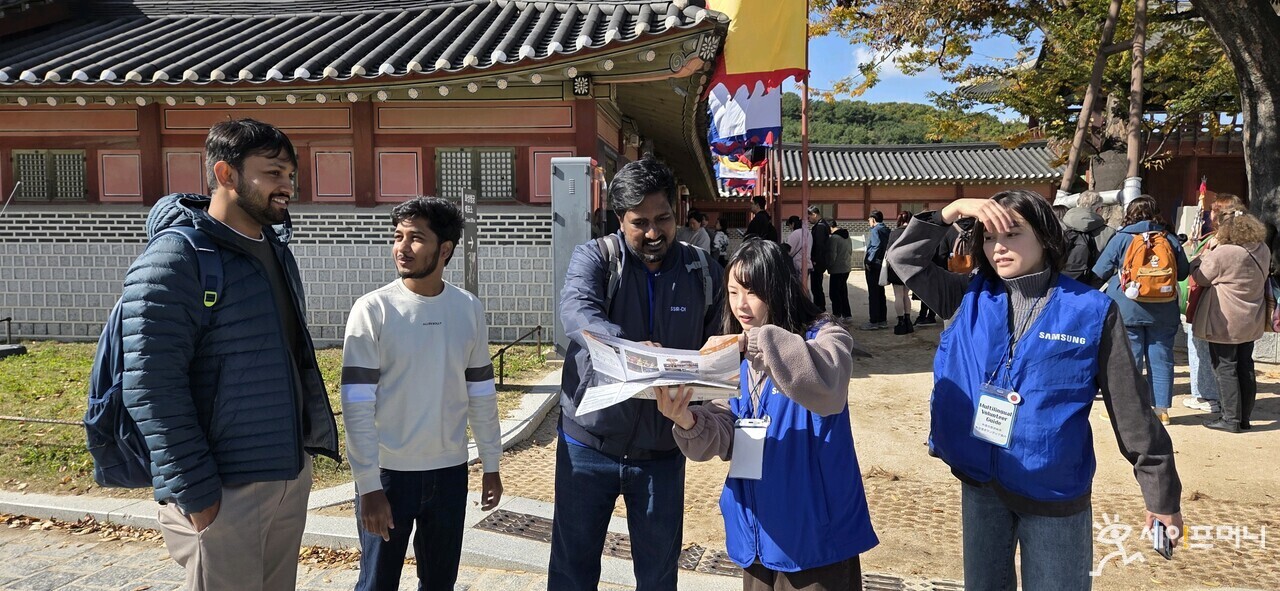 ▲ 삼성전자 임직원들이 11월 8일 화성행궁에서 외국인 관광객들을 대상으로 안내 봉사를 진행했다. ⓒ 삼성전자