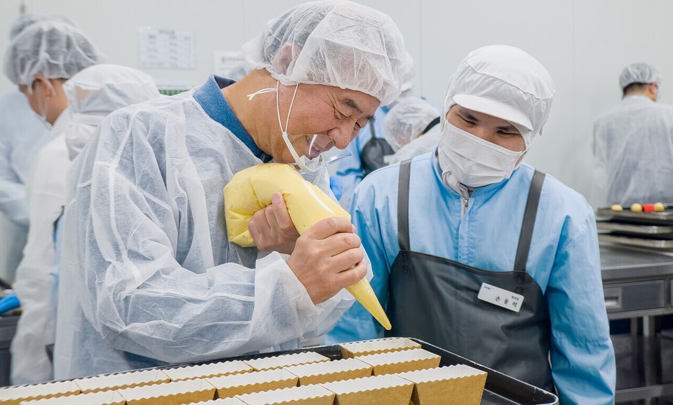 ▲ 전영현 대표이사 등 삼성전자 DS부문 경영진들이 11월 10일 경기 용인시 장애인표준사업장 '희망별숲'을 찾아 쿠키 만들기 봉사에 참여했다. ⓒ 삼성전자