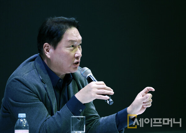 ▲ CES 2025에 참석한 최태원 SK 회장이 비즈니스 라운지에서 질의 응답을 진행하고 있다. ⓒ SK