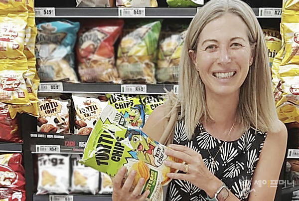 ▲ 소비자가 남아프리카공화국 케이프타운 SPAR 매장에 진열된 오리온 꼬북칩을 구매하고 있다. ⓒ 오리온