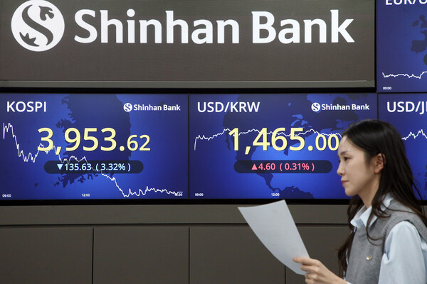 ▲ 18일 신한은행 딜링룸 전광판에 코스피 지수가 표시되고 있다. ⓒ 신한은행